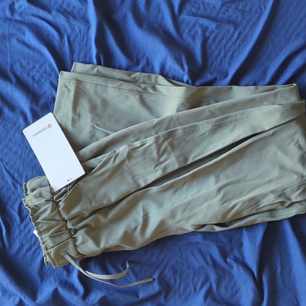 NWT Lululemon Keep Moving 7/8 Pant